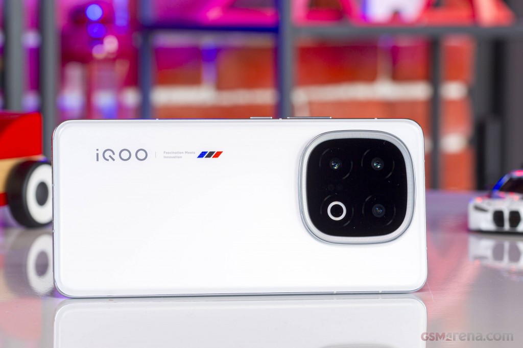 iQOO 13 传奇版背面实拍,能量光环镜头模组