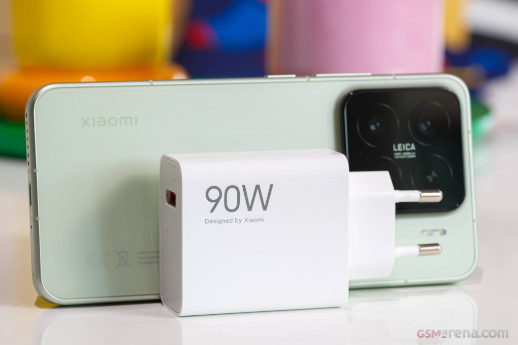 小米15 背面与 90W 充电头