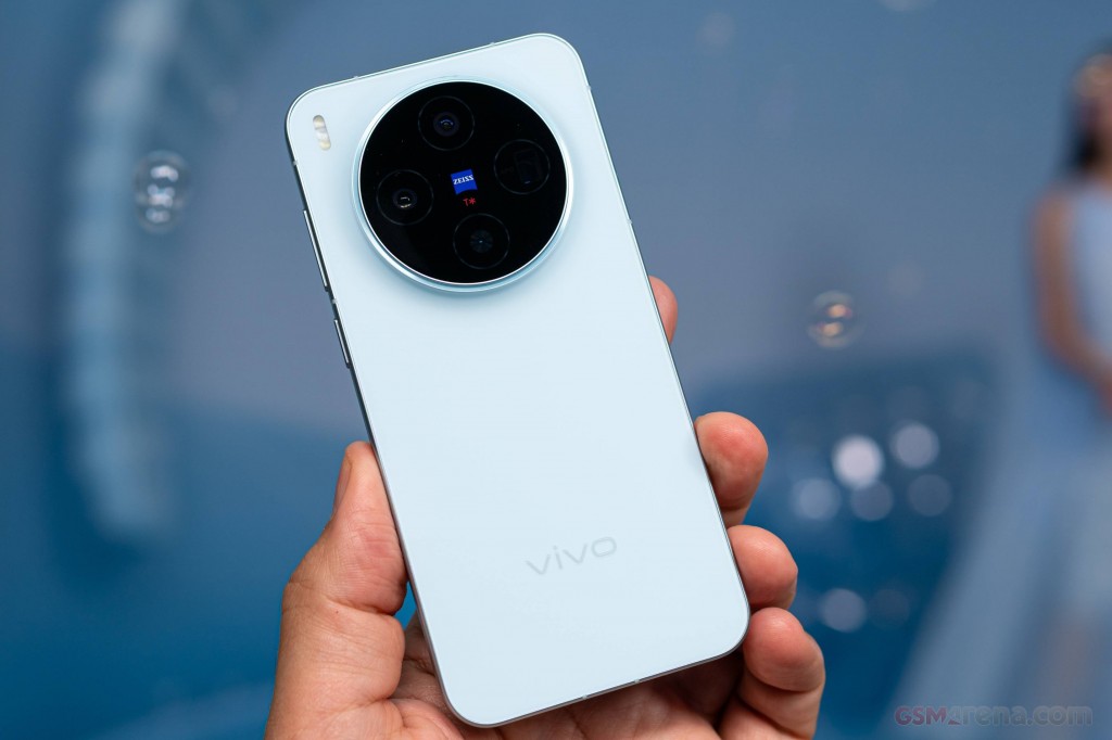 vivo X300 背面圆形蔡司镜头