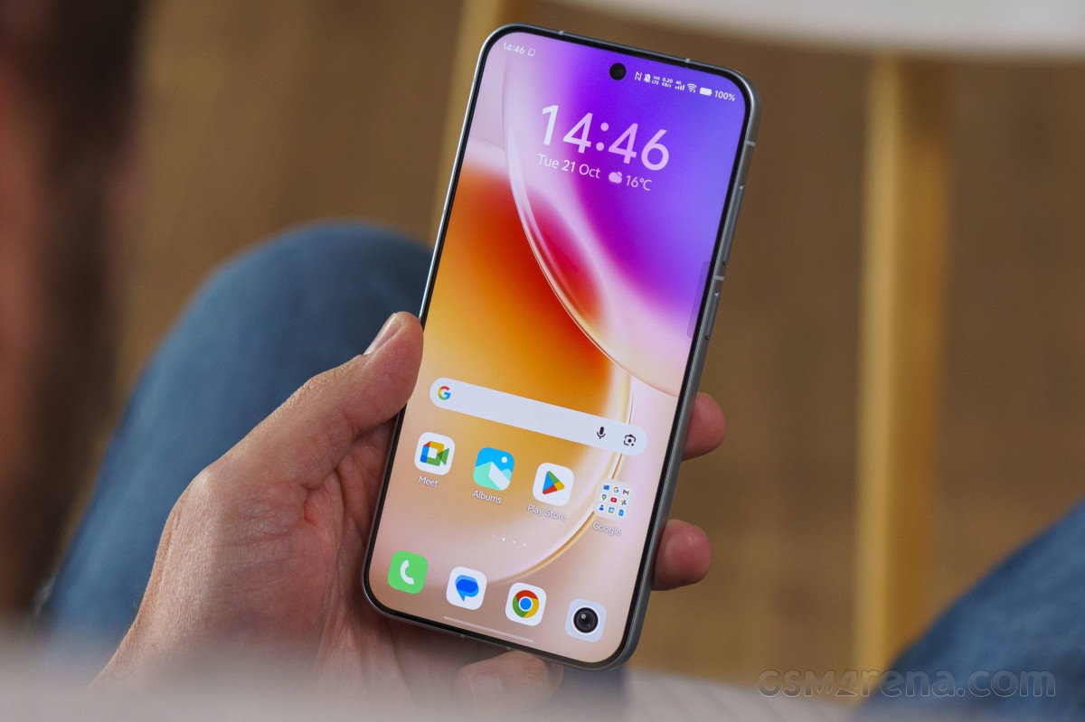 手持 vivo X300 正面直屏