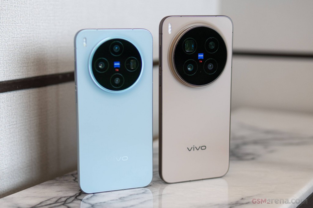 vivo X300 与更大尺寸同系列机型并排